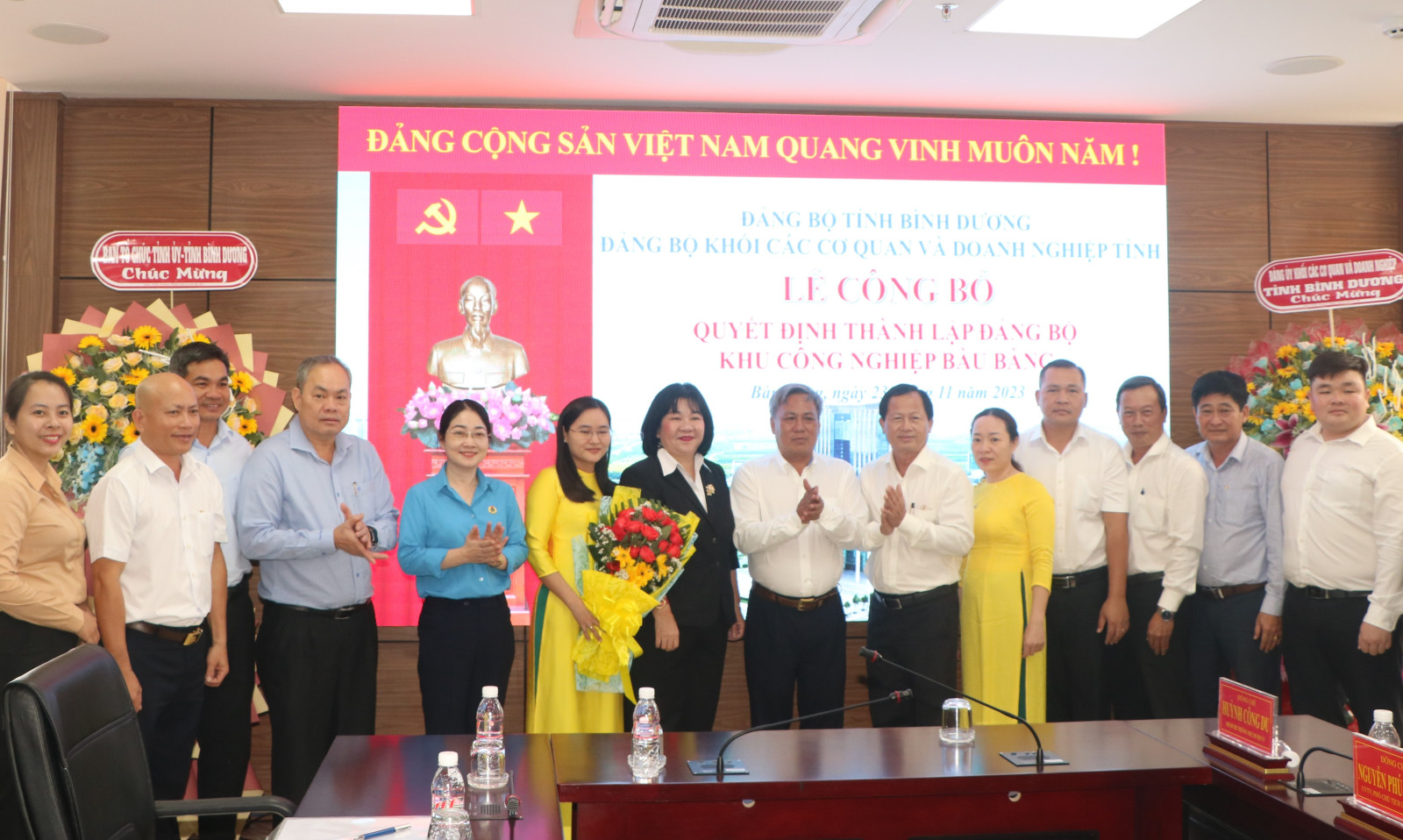 Các đại biểu chúc mừng Đảng bộ cơ sở KCN Bàu Bàng.